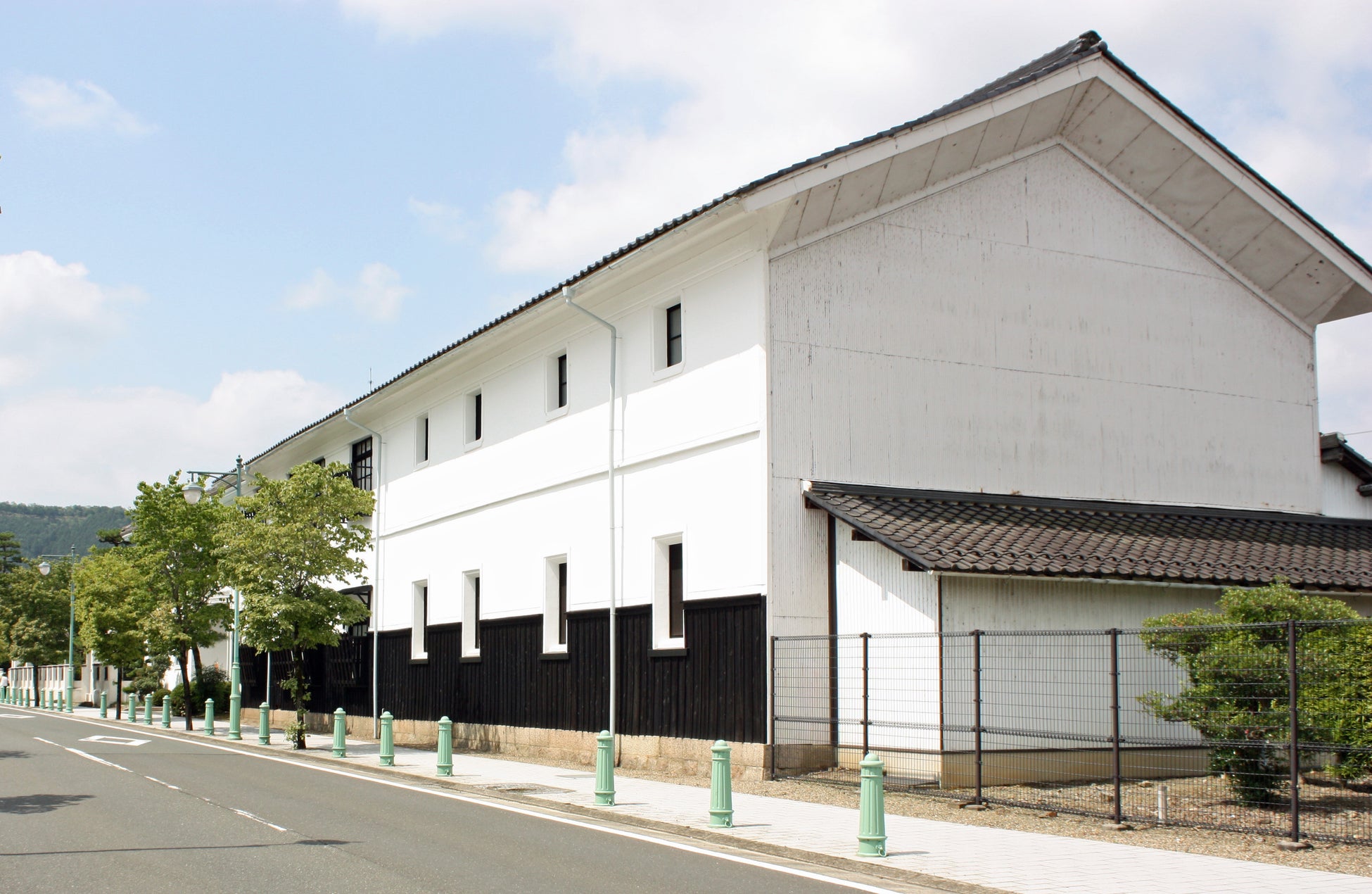 京都の片田舎で人間国宝の陶芸作品に出会える！グンゼ博物苑「集蔵」で